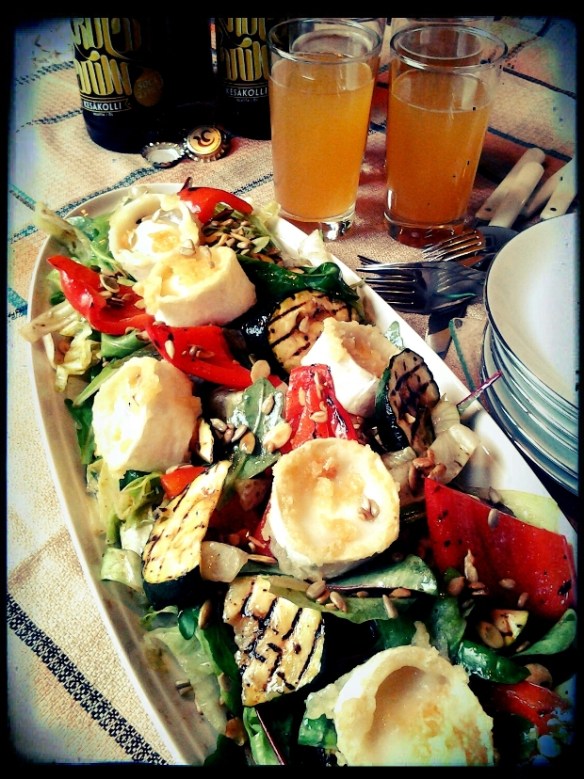 Kesäinen salaatti maukkaan pienpanimo-oluen kera.