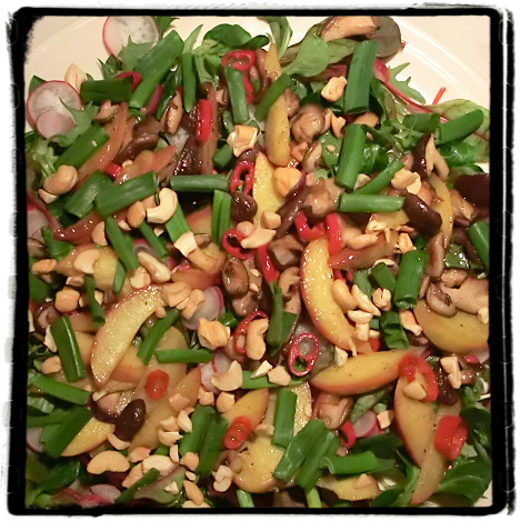 Salaatti aasia twistillä