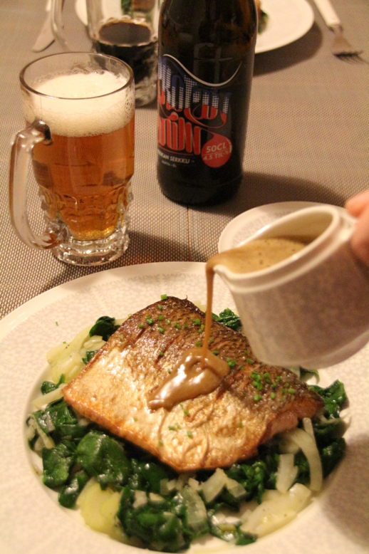 Paistettua siikaa, pinaatti-fenkolimuhennosta sekä olut-voikastiketta