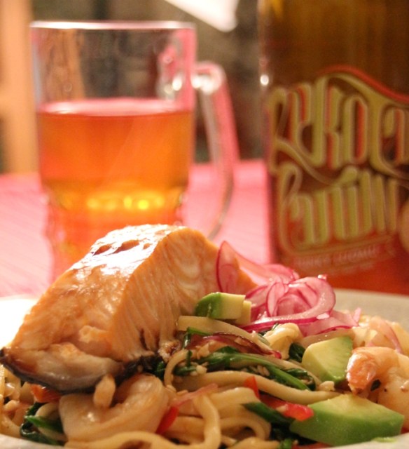 Teriyaki lohta, nuudeleita ja Funky Luomu -olutta