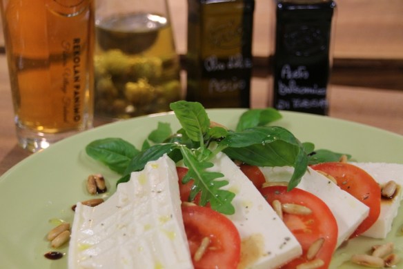 tomaatti-basilika-rucola-Perinnejuusto-salaatti