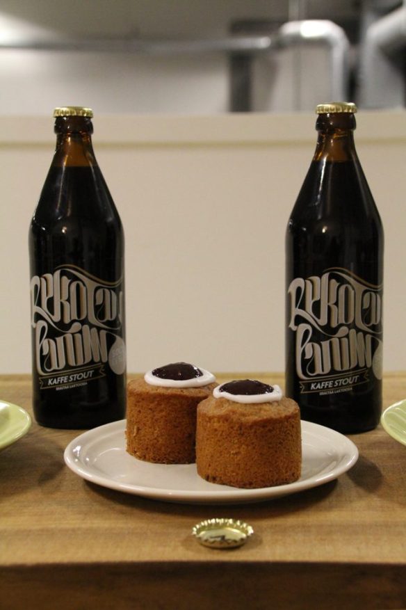 Paikalliset Raaseporin Pohjasta: Backersin leipomon Runebergin tortut ja Rekolan Panimon Kaffe Stout -olut. Mainio yhdestelmä!
